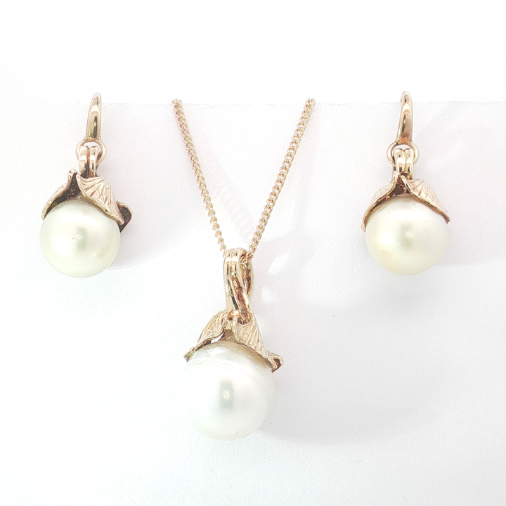 Set of 14ct YG Pearl Pendant and Matching Pair of Earrings