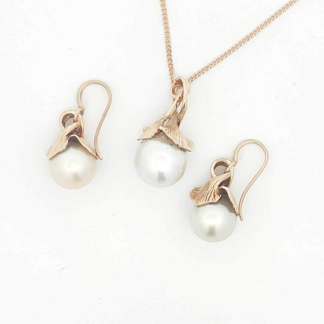 Set of 14ct YG Pearl Pendant and Matching Pair of Earrings