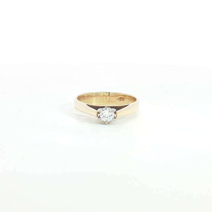 18ct YG Round Diamond Solitaire Ring