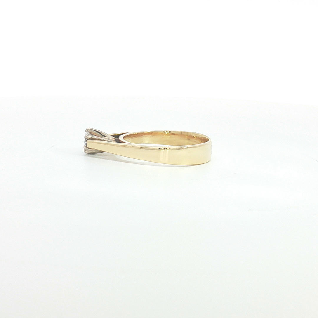 18ct YG Round Diamond Solitaire Ring