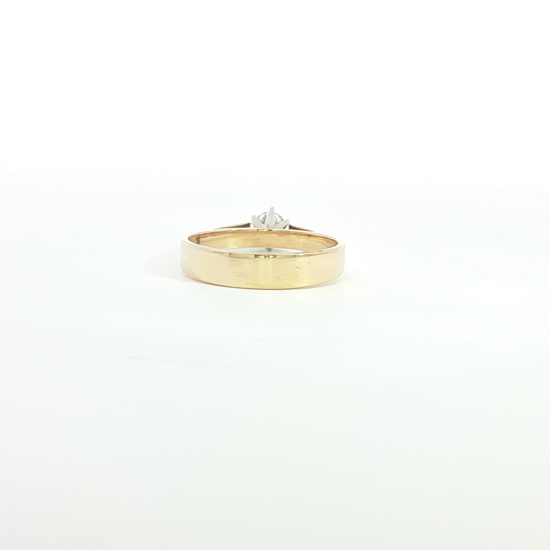 18ct YG Round Diamond Solitaire Ring