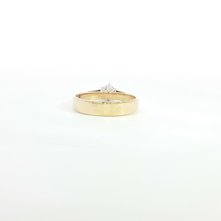 18ct YG Round Diamond Solitaire Ring