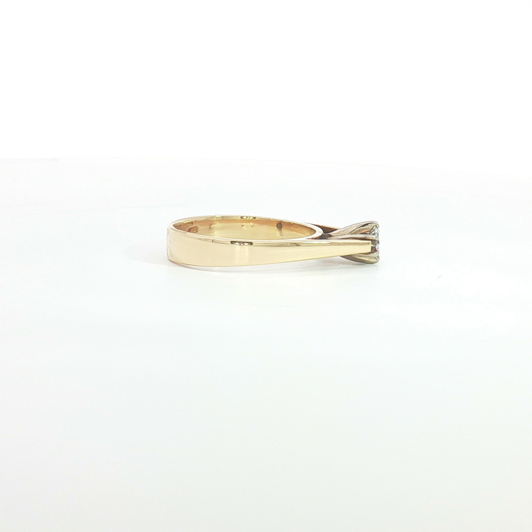 18ct YG Round Diamond Solitaire Ring
