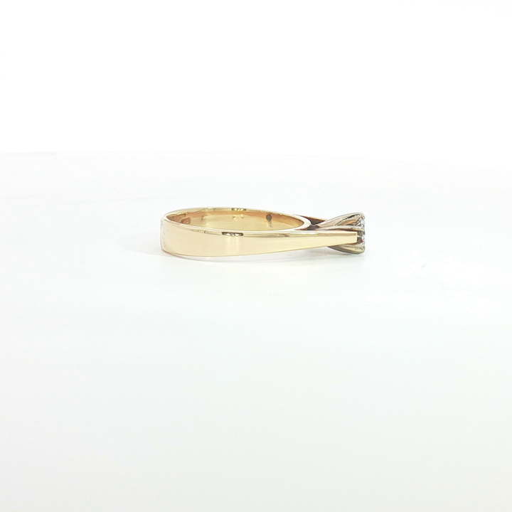 18ct YG Round Diamond Solitaire Ring
